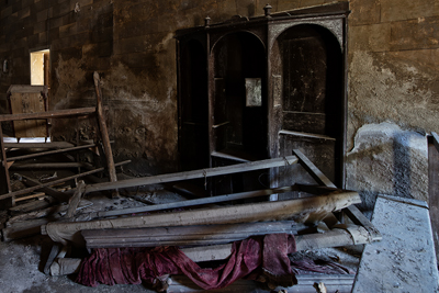 Panche nella chiesa abbandonata