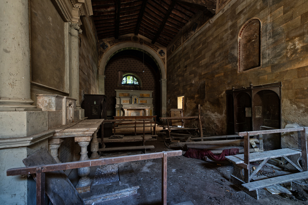 Panche e altare nella chiesa abbandonata