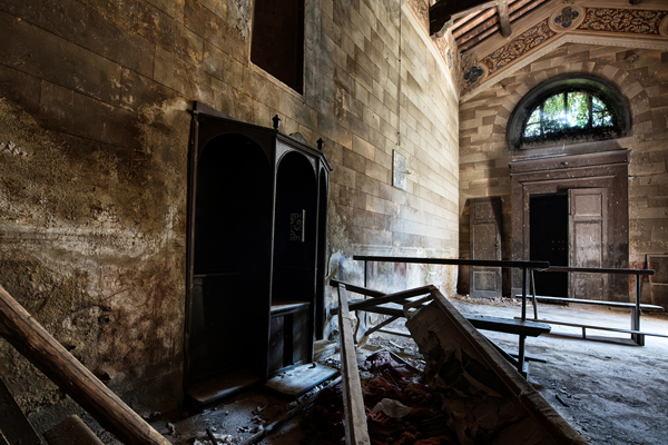 Ingresso nella chiesa abbandonata
