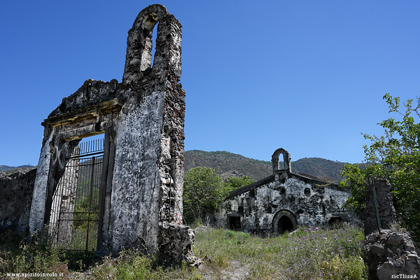 La facciata della chiesa abbandonata dello Spirito Santo a Francavilla di Sicilia