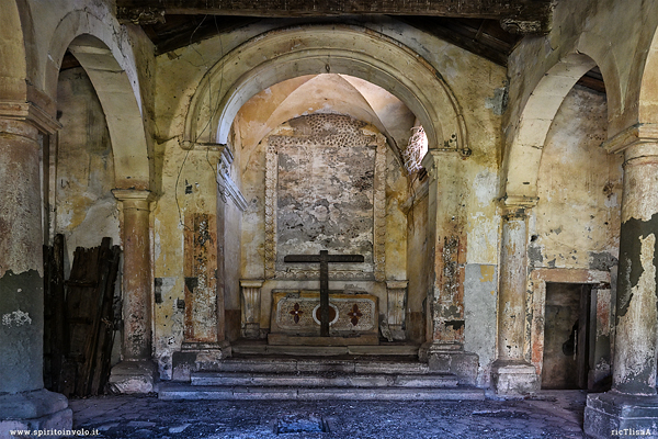 Altare della chiesa abbandonata dello Spirito Santo a Francavilla di Sicilia