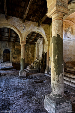 Colonne ed archi dentro la chiesa abbandonata dello Spirito Santo a Francavilla di Sicilia