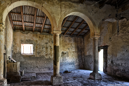 Colonne ed archi dentro la chiesa abbandonata dello Spirito Santo a Francavilla di Sicilia