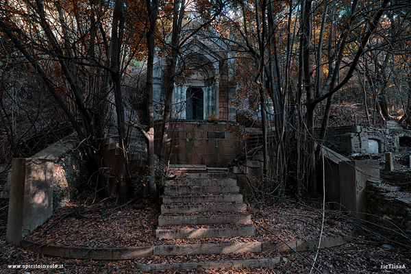 Cappella abbandonata nel cimitero della castagna