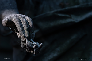 Mano di statua nel cimitero della castagna
