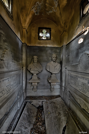 Cappella con tombe profanate nel cimitero della castagna