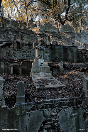 Sculture tra le tombe nel cimitero della castagna