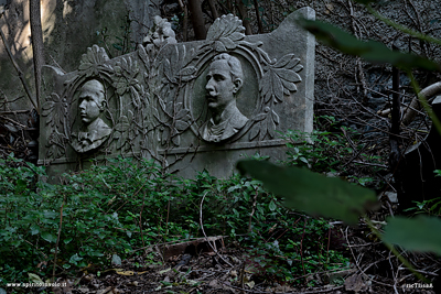 Scultura di ritratti nel cimitero della castagna