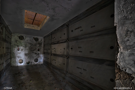 Tombe in una cappella nel cimitero della castagna