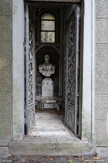Scultura di busto in una cappella nel cimitero della castagna