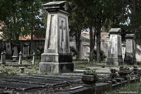 Tombe in fila nel cimitero degli Olandesi a Livorno