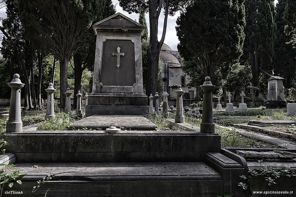 Tomba con monumento nel cimitero degli Olandesi a Livorno