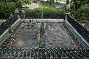Coppia di tombe nel cimitero degli Olandesi a Livorno