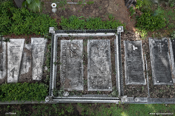 Veduta con il drone delle tombe nel cimitero degli Olandesi a Livorno