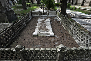 Tomba recintata nel cimitero degli Olandesi a Livorno