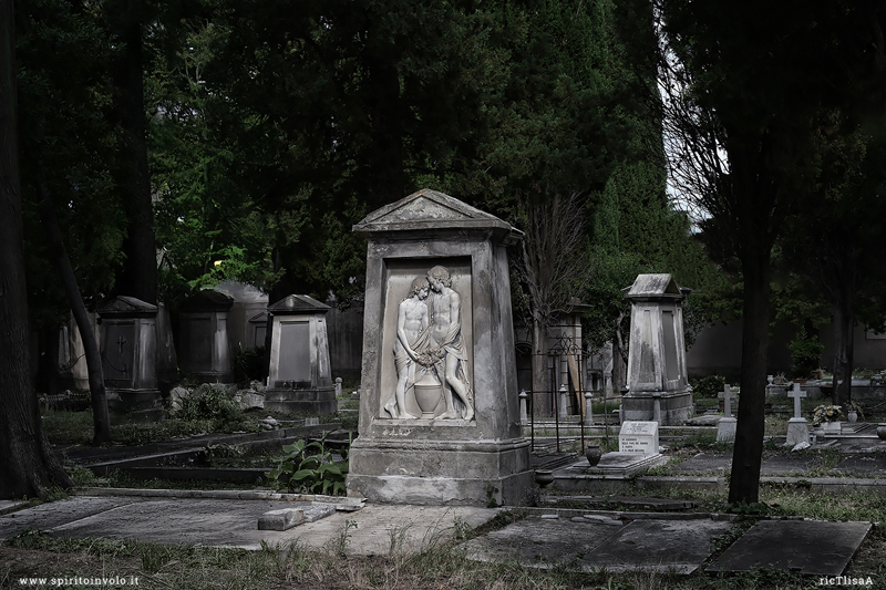 Tomba con sculture nel cimitero degli Olandesi a Livorno