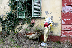 Cono gelato nel giardino della discoteca Mayerling