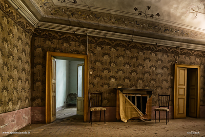 Salone con caminetto nel palazzo del sombrero