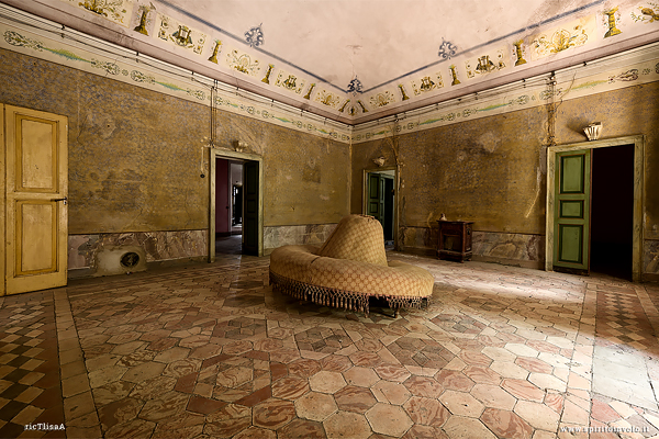 Divano a sombrero e le porte del salone
