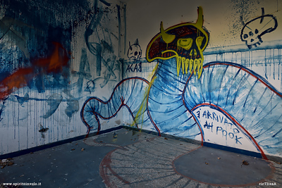 Graffiti dentro la fabbrica delle statue