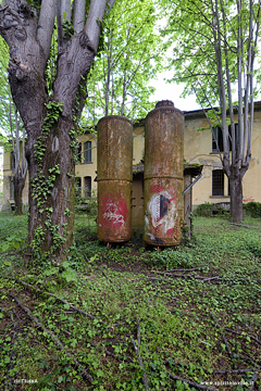 Serbatoi arruginiti della fabbrica Nobel nel bosco