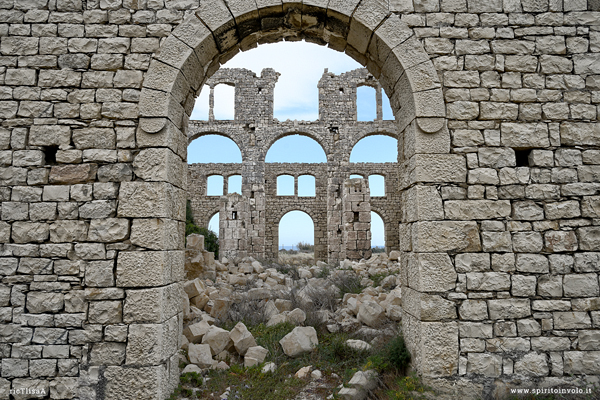 Porte in pietra della Fornace Penna in Sicilia