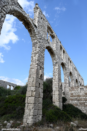 Mura dal basso della Fornace Penna in Sicilia