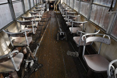 Seggiolini dentro un tram abbandonato