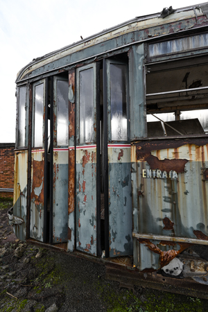 Porte di entrata di un tram abbandonato