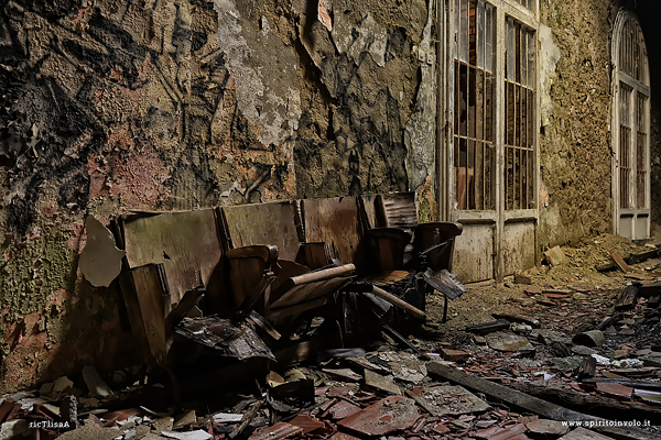 Poltroncine e detriti nel manicomio abbandonato di Volterra