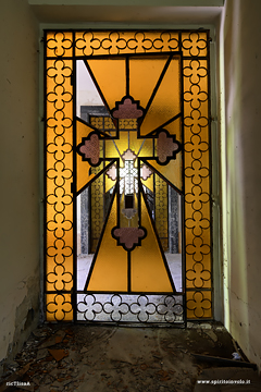 Porta a vetri colorata nel Mausoleo Crespi in Liguria