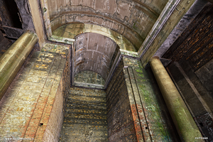 Foto dei soffitti interni  del mausoleo o Monumento a Ciano a Livorno