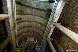 Foto dei soffitti interni del mausoleo o Monumento a Ciano a Livorno