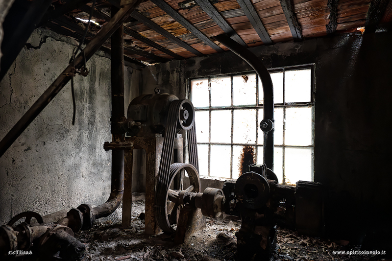 Macchinari industriali dentro la Miniera Torgola