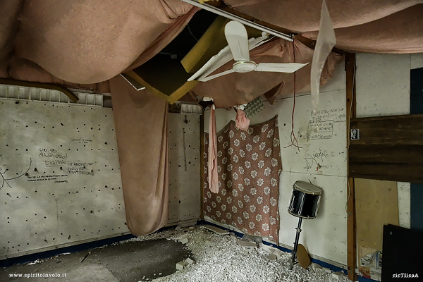 Tamburo distrutto nella sala di registrazione abbandonata