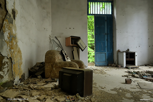 Vecchia chitarra  nella sala di registrazione abbandonata