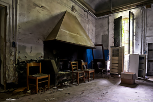Cucina e caminetto nel palazzo abbandonato dello scultore