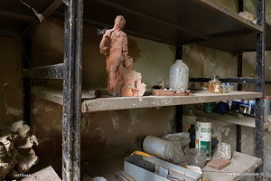 Statue e busti nel palazzo abbandonato dello scultore