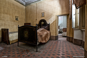 Letto in ferro battuto del palazzo d'oro