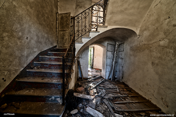 Ingresso e scale nel palazzo sinuoso