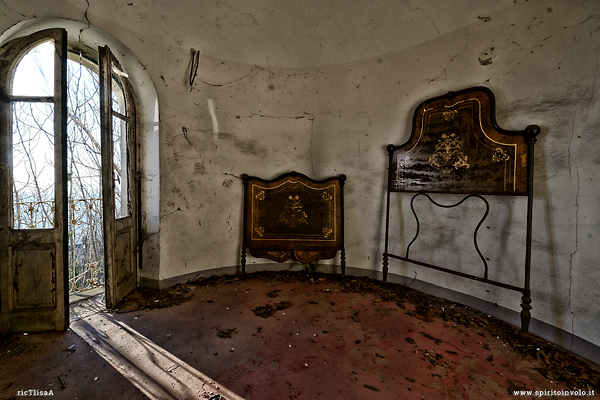 Terrazza rotonda nel palazzo sinuoso