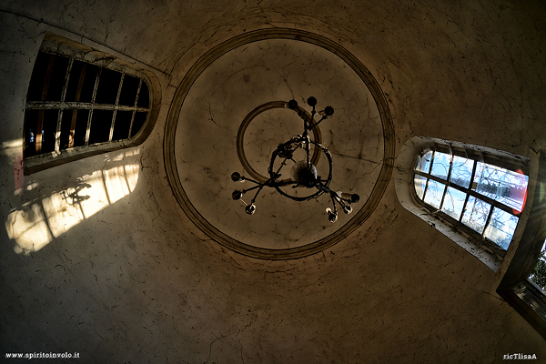 Soffitto tondo nel palazzo sinuoso