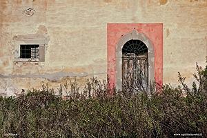 Facciata della casa del salotto crollato