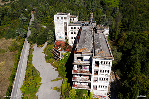 Facciata del sanatorio Banti vista dal drone