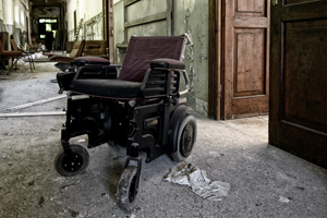 Sedia a rotelle nella scuola abbandonata