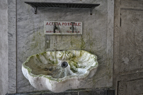 Antico lavandino nelle Terme abbandonate