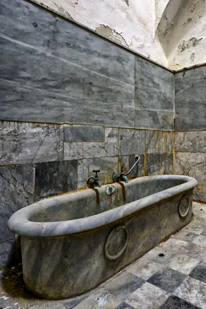Vasca di marmo scuro nelle Terme abbandonate