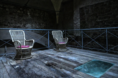 Sedie nella grotta delle Terme abbandonate