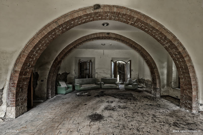 Salone con archi e divani nelle Terme delle Galleraie