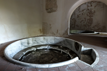 Vasca di marmo nelle terme abbandonate